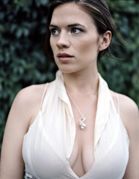 Грудь Хейли Этвелл (Hayley Atwell)